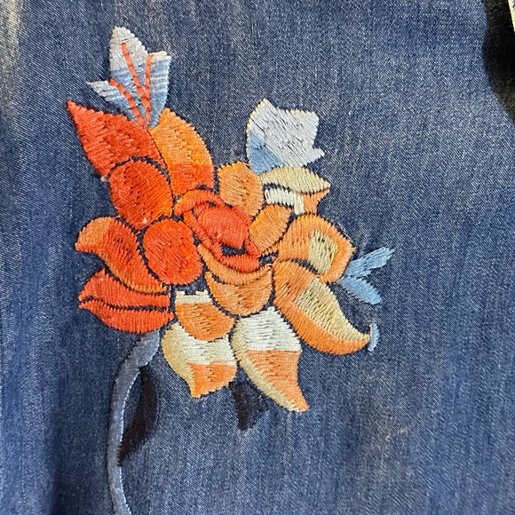 Chicos Women’s Sz L (2) Chambray Blue Denim Button Shirt Embroidered Boho - Picture 5 of 9